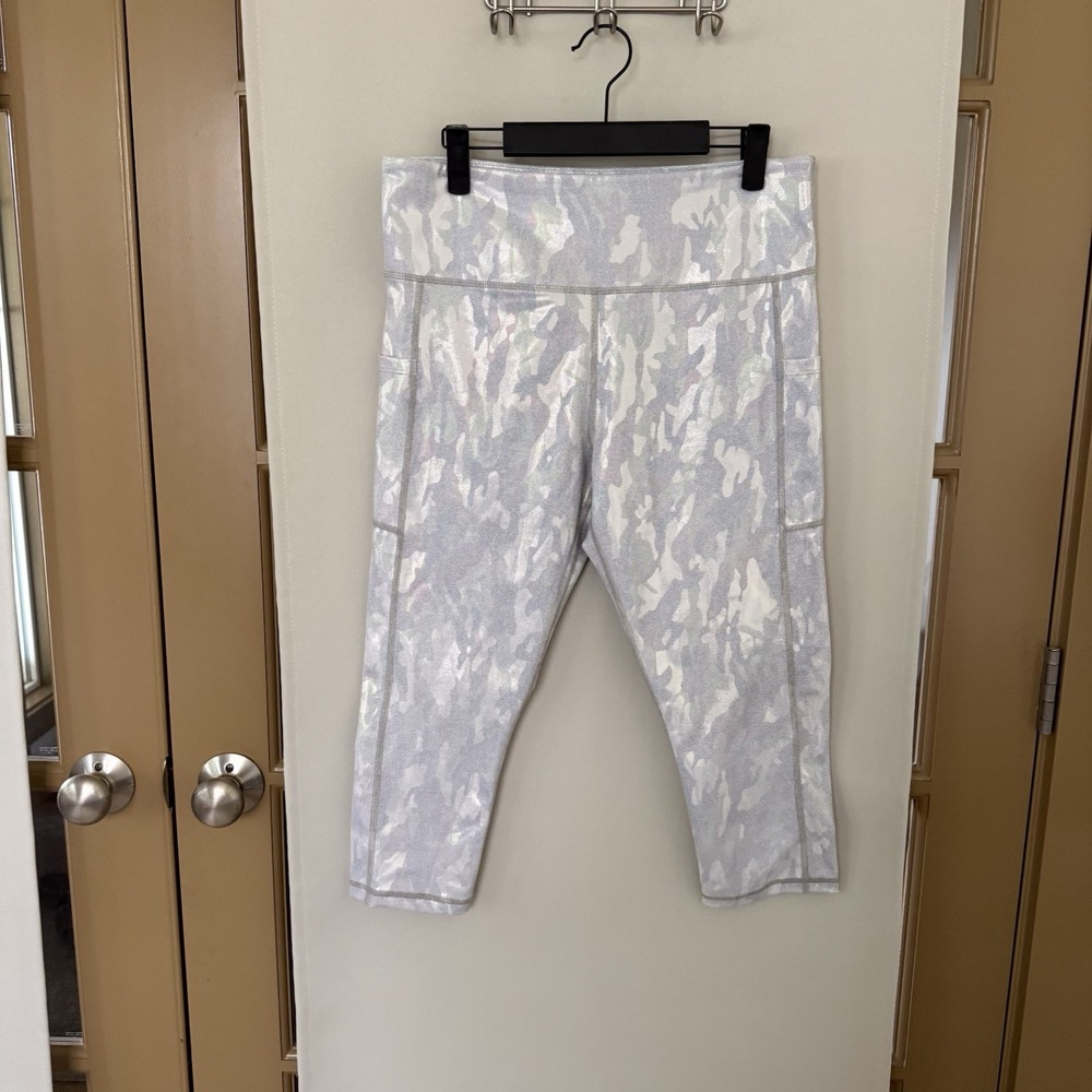 Zyia Womens Large 14-16 Silver Camo Metallic Light N Tight Capri Active Leggings